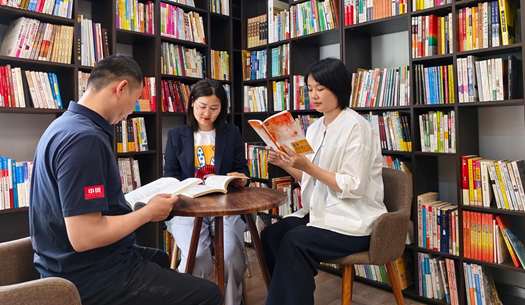 翻開“城發(fā)”這本書，每一頁(yè)，都是鄭州的煙火與遠(yuǎn)方